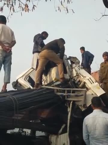 आजमगढ़ दोहरीघाट मार्ग पर बगहीडाड़ पुल के पास दो ट्रैकों की टक्कर हुई आमने-सामने