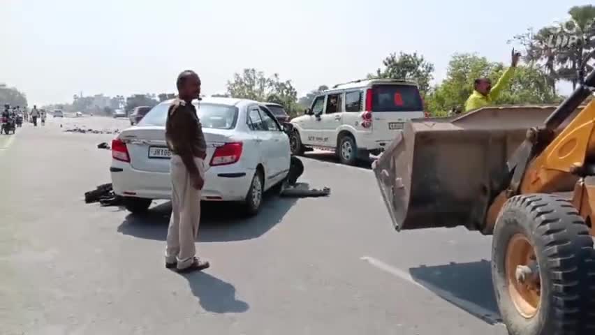 बेलागंज में महाबोधि कॉलेज के हाइवा ट्रेलर और कार में हुई जोरदार भिड़ंत कार के उड़े परखच्चे...बाल बाल बचा चालक