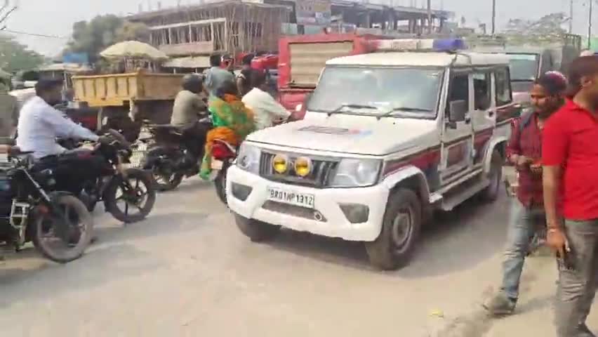 एंबुलेंस में दो गंभीर मैरिज 1 घंटे से फंसे हुए थे जाम बड़ी मशक्कत के साथ प्रशासन के सहयोग से निकाला गया
