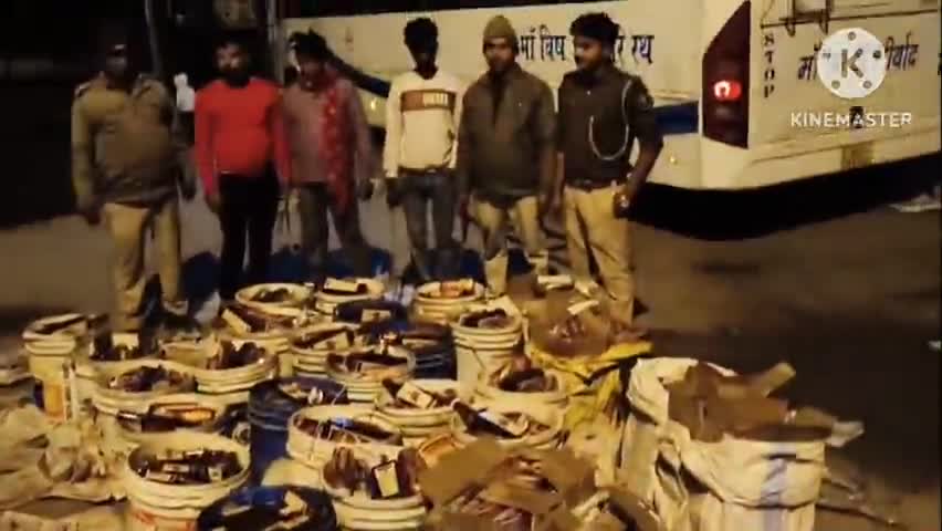 रजौली चेकपोस्ट पर उत्पाद विभाग की टीम ने एक बस से भारी मात्रा में अंग्रेजी शराब को किया बरामद,शराब तस्कर गिरफ्तारी।