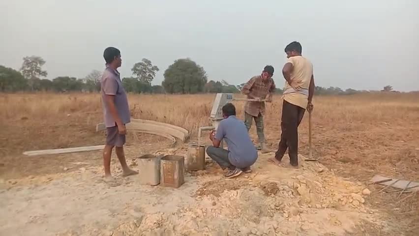 चाईबासा सदर प्रखंड अंतर्गत गांव पता गुईरा में फुटबॉल खेल मैदान के समाने नया चापानल निर्माण कर  दिया है।