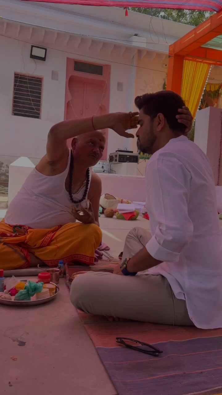 कण-कण में शिव का वास है,
हर जगह उनका प्रकाश है।
जो सच्चे दिल से पुकारे उन्हें,
उन पर भोलेनाथ का साथ है
#mahadev