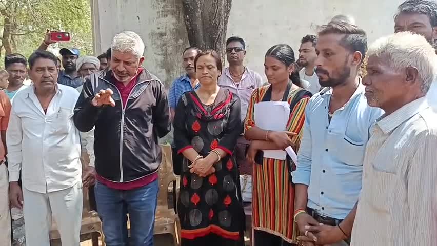 mahangwa dumna rode airport road jabalpur gram vasio kahar dha rahe
bhu mafiya ke khilaf aavaj uthati janta hun ekatr he