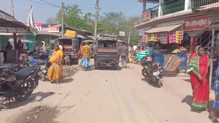 बैरिया गांव में प्रधानमंत्री सड़क पर ऑटो स्टैंड से राहगीरों को हो रही परेशानी