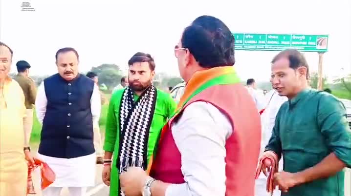 भाजपा जिलाध्यक्ष मा. बड़े भाई साहब श्री जसमंत जाटव जी के साथ करैरा विधानसभा क्षेत्र के भ्रमण पर!