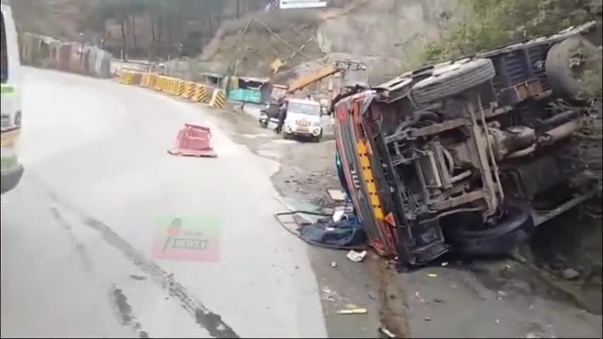 सोलन के कंडाघाट में रात्रि के समय सेब से लगा ट्रक पलटा चालक की मौत परिचालक घायल।
#शिमला # ठियोग #हिमाचल #न्यूज़
