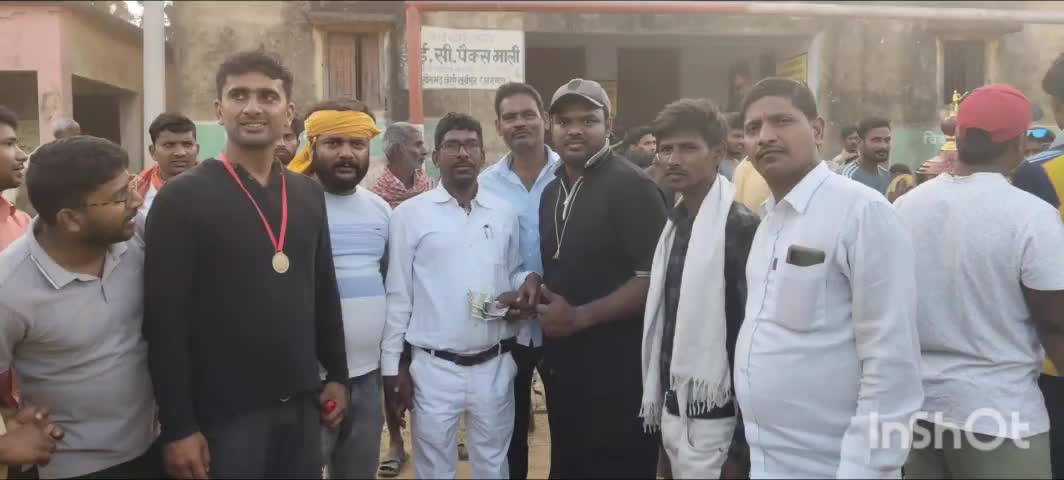 रामगढ़ हाई स्कूल के मैदान मे खेला गया फाइनल मैच मैं कुर्मी बिगहा के टीम ने खजूरी के टीम को 54 रन से हराया