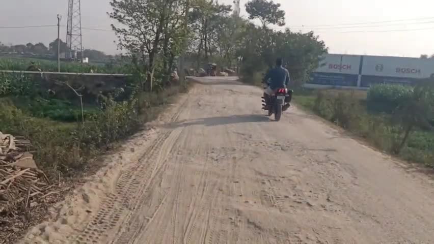 बायसी: माला गांव की मुख्य सड़क जर्जर, ग्रामीणों को भारी परेशानी
