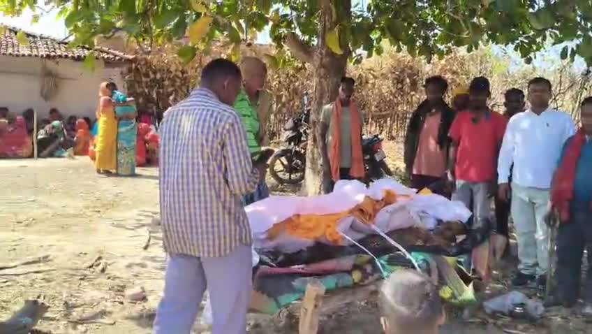 चंदवा थाना के मालहन पंचायत अंतर्गत ग्राम मरमर के महुआ टोली निवासी टकलू गंझु को जंगली हाथियों ने कुचल कर मार डाला।