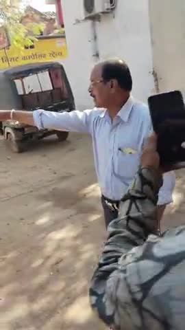 सिहोरा पोस्ट ऑफिस के हाल कर्मचारी नहीं कर पा रहे हैं अच्छे से काम लोगो को दिन प्रतिदिन बनाया जा रहा है मुर्ख