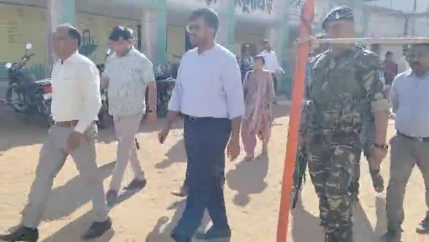 लातेहार उपयुक्त उत्कर्ष गुप्ता आज बालूमाथ क्षेत्र के शेरेगड़ा सहित कई स्कूलों और पंचायतों का निरीक्षण करते नजर आए ।@#@