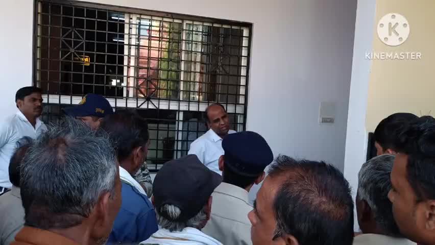 कोटवारों ने रेडीमेड वर्दी नहीं लेने सहित अन्य मांगों को लेकर कलेक्टर को सौंपा यापन