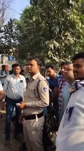 कार चालक और ट्रैफिक पुलिस के बीच हुआ विवाद 
#meerut #trafficpolice #gwalior #vivad