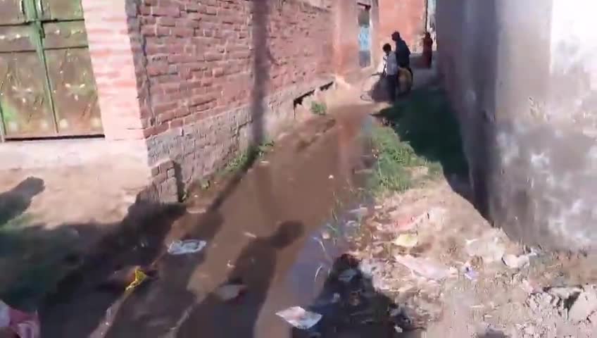 टिकरअगाचीपुररायबरेली प्रधान सुरेन्द्र यादव की मनमानी ग्रामिनो में आक्रोश सडको पर जलभरव बच्चों स्कूल जाने परेशानी ##viral