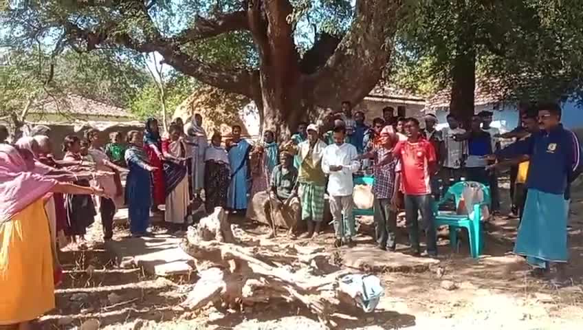 चाईबासा सदर प्रखंड अंतर्गत सिम्बिया पंचायत गांव बरांडेया में ग्राम सभा करके नशा मुक्त अभियान चलाया गया था मुखिया ने।