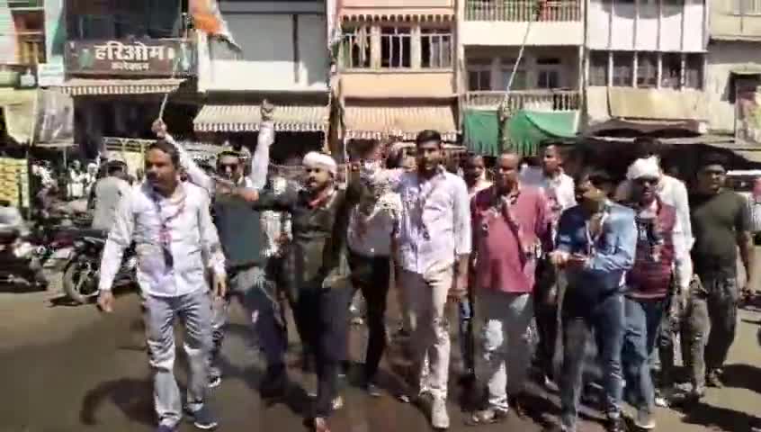 शमशाबाद:- कांग्रेसियों ने पंचायत एवं ग्रामीण विकास मंत्री पहलाद पटेल का फूका पुतला