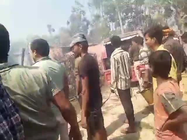 सिरवार विरवार पंचायत के नाकुच गांव में बहुत भीषण आग की चपेट में आ गया #Saharsa_District_Administration #Mahishi_BDO