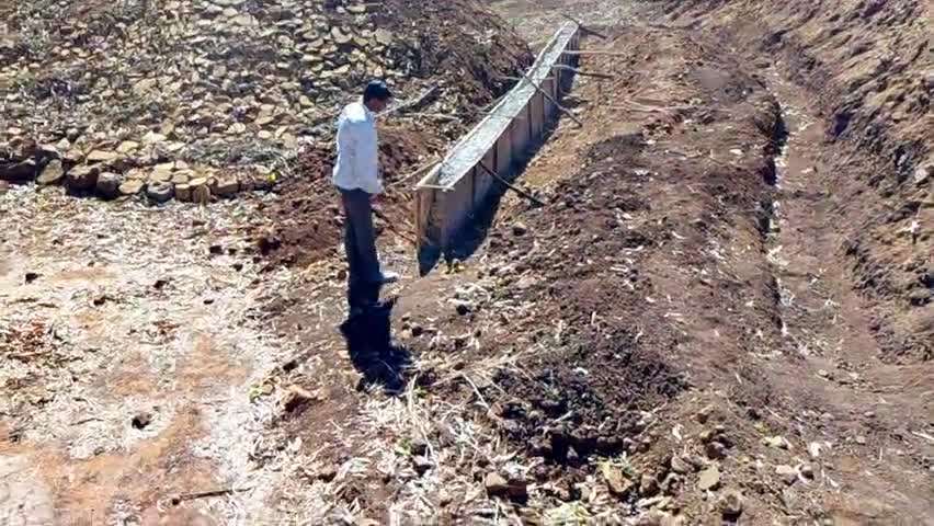 खबर जूनारदेव,, ग्राम उमराडी Jcb मशीन तालाब का कार्य कराया गया मसट्रोल मै फर्जी हाजरी शासन की स्कीम मनरेगा रोजगार गारंटी