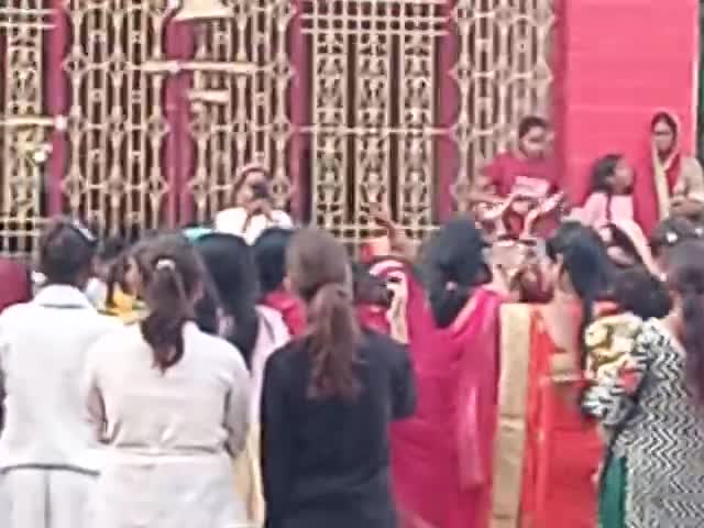 शादी में नाच रहे महिलाएं  दुर्गा स्थान के पास झूम करके नाच रहे महिलाएं मछुआरा हसनचक