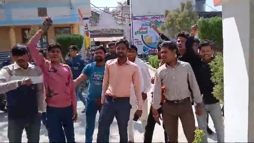 आज हिंदू युवा वाहिनी तिलहर के अपने दर्जनों कार्यकर्ताओं के साथ नगर पालिका पहुंचे नगर पालिका अधिशाकारी से पांच सूत्