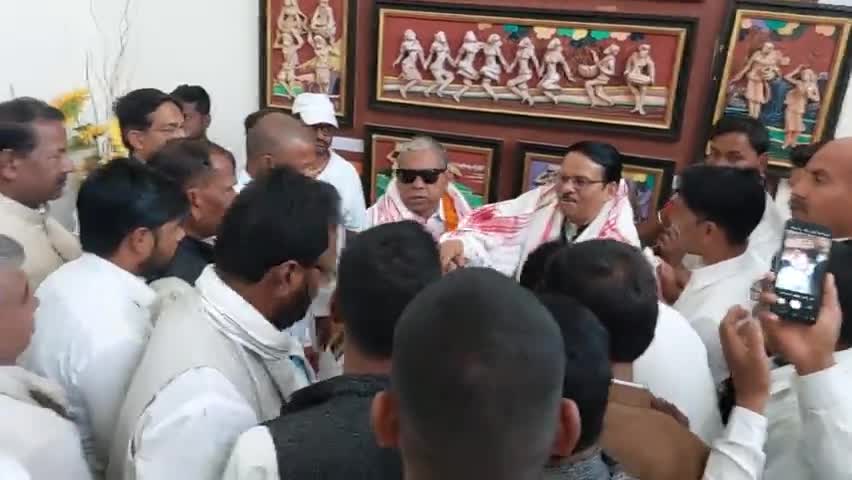 लातेहार कांग्रेसी एवं KN त्रिपाठी के बीच हुई तीखी नोक झोक! #लातेहार #latehar #jharkhandcongress #congress