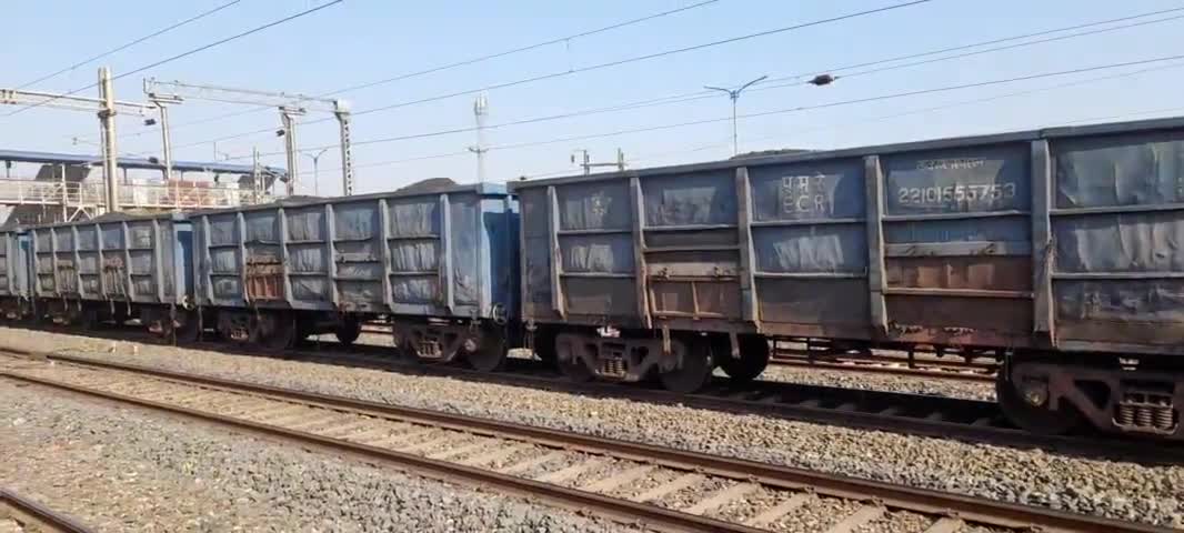गोमो चोपन सवारी गाड़ी का कोई अता पता नहीं स्टेशन में सभी यात्री गण हैं परेशान।