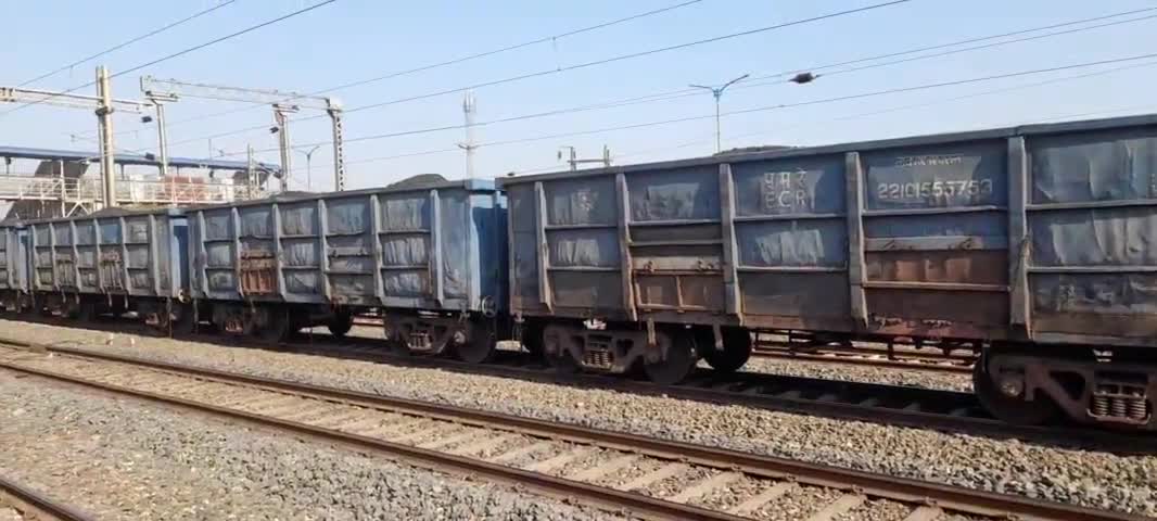 गोमिया स्टेशन मैं यात्रीगण है परेशान इंतजार है गोमो चोपन सवारी गाड़ी का।