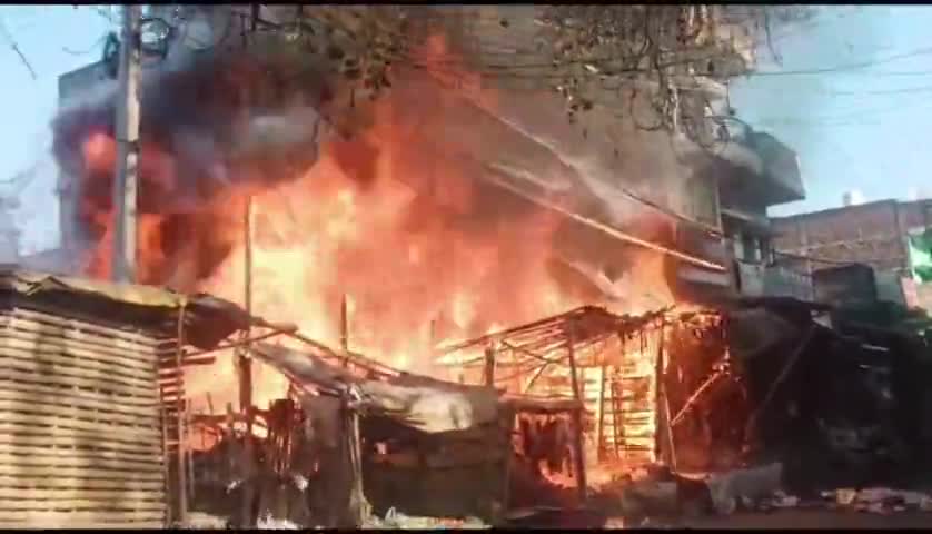 परैया बाजार में लगी अचानक भीषण आग