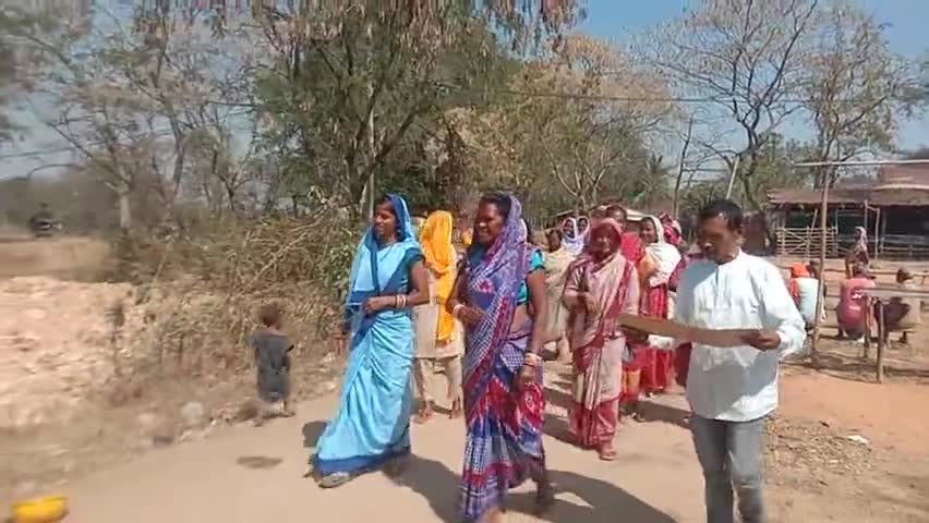 सदर प्रखंड अंतर्गत गांव पता गुईरा में अन्तर्राष्ट्रीय महिला दिवस पर मुखिया के द्वारा नशा मुक्त अभियान के लिए रेली हुआ।