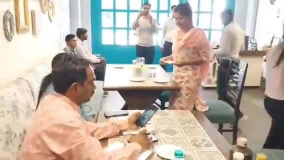 जबलपुर: चौथा पुल स्थित वर्क एंड मोर रेस्टोरेंट से मंगाए गए मोमोज में निकली घड़ी की बैटरी, शिकायत पर खाद्य विभाग ने दी दबिश