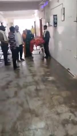 Anumandal hospital benipur subah 6:00 baje doctor nahin tha emergency ward mein ek aadami ka # mrutyu Ho Gaya