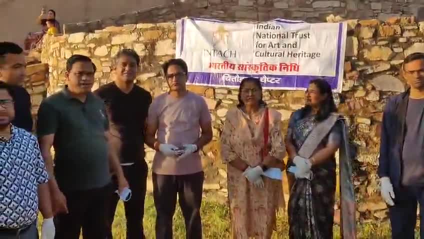 2 घंटे चली हेरिटेज वॉक ऐतिहासिक इमारत से हुए रूबरू
#intach #chittorgarh विरासत संरक्षण के तहत ऐतिहासिक महत्व की इमारत  मे चला स्वच्छता अभियान