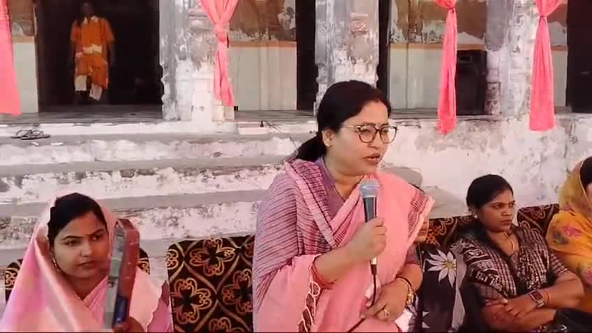 #शिवगढ महिला दिवस कार्यक्रम को संबोधित करती हुई समाज सेवी रश्मि पासी