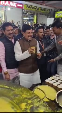 #मुख्यमंत्री डॉ #मोहन_यादव पहुंचे #इंदौर,प्रसिद्ध दूध का लिया आनंद