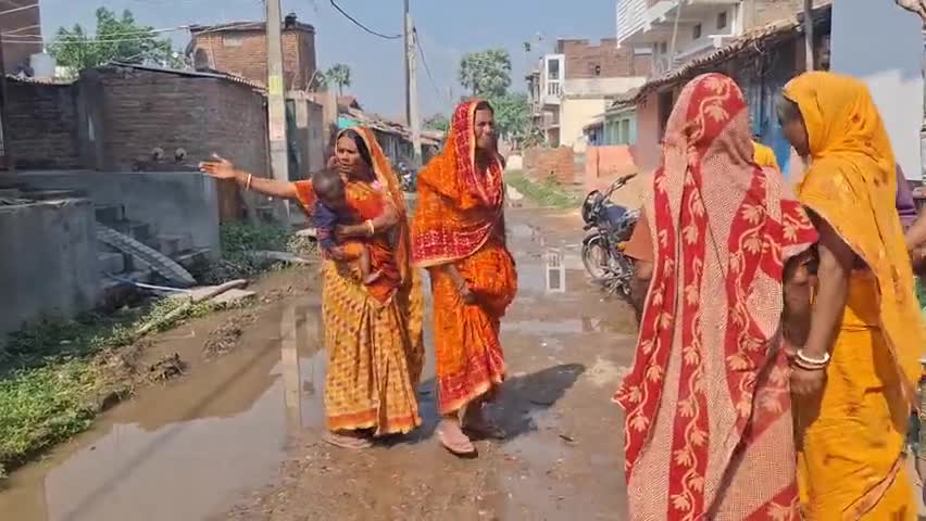 महनार: खरजम्मा वार्ड संख्या 3 में नाले से होकर गुजर रही नल जल की पाइपलाइन, वार्डवासी उसी पानी को पीने को है मजबूर  #samasya