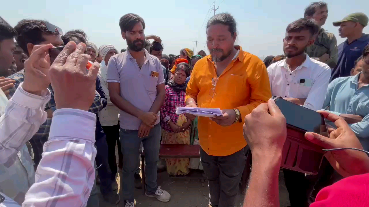 मुलताई के डहरगांव ब्लूबेरी कंपनी में वेतन वृद्धि नहीं होने पर मजदूरों द्वारा अनिश्चितकालीन आंदोलन...