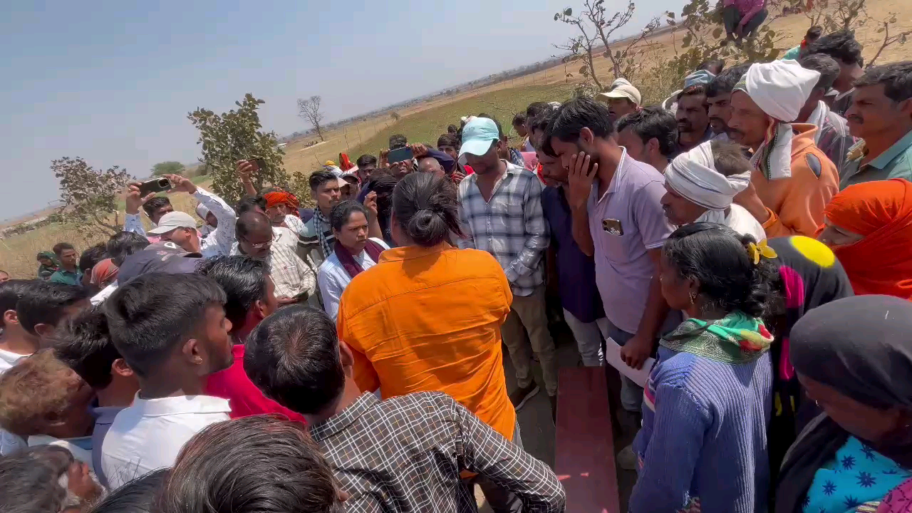 मुलताई के डहरगांव ब्लूबेरी कंपनी में मजदूर महिलाओं पुरुषों द्वारा अपनी 10 सूत्रीयों मांगों को लेकर अनिश्चितकालीन हड़ताल
