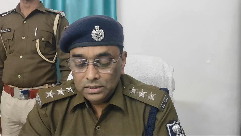 कहरा: एक अवैध देशी पिस्टल के साथ एक अभियुक्त को      किया पुलिस गिरफ्तार
#news #vairal देखिए पुरी ख़बर शेयर कीजिए