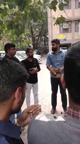 salary na milne par ambulance karamchariyo ne ki haltal
4 mahine se nahi mil rahi salary chalak paresan
