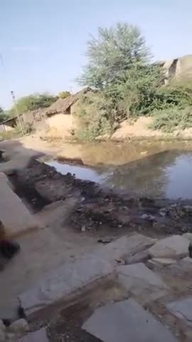 nali ka pani nhi nikale pr gav walo ko aawagan me ho rhi samsya  nali ka pani bahar road me aa gya hai 
video ko share