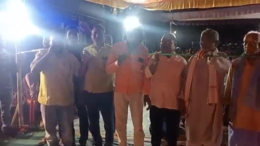 डोमचांच। प्रखंड के खरखार मे युवा मंच द्वारा होली मिलन समारोह कार्यक्रम का आयोजन।