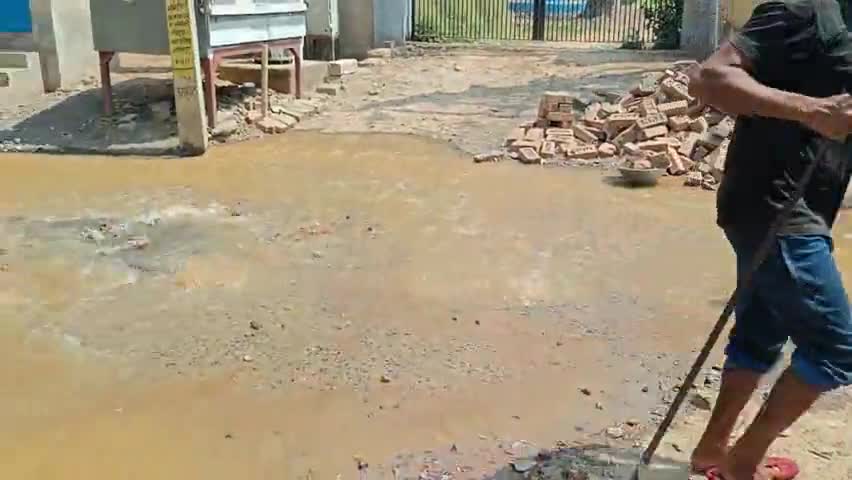 Cemetery road ke Kaburgha gate ke pass pani ke pipe fatne se logo ko hui perashani. Repairing ka kaam jari hai