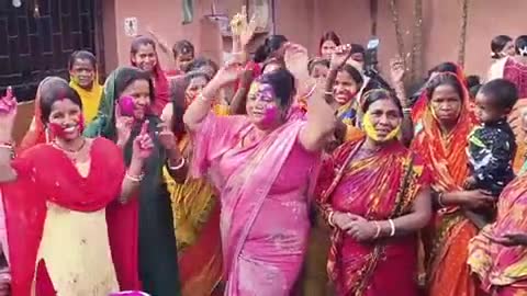 बरहरुवा: नगर पंचायत क्षेत्र में भाजपा जिला उपाध्यक्ष ललिता पासवान के आवास पर महिला होली मिलन समारोह आयोजित