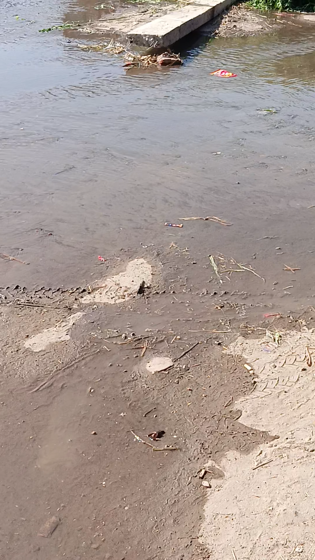 sultanpur kunhari me pani kia Nala bnd hone  se gramin ko Krna pda bdi muskilo ka samna