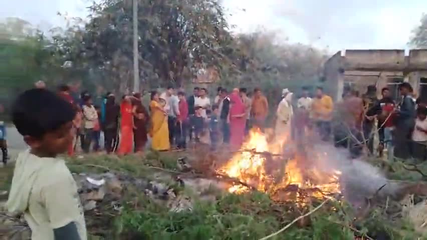 जगतपुर बरदरा के बूढ़ी माता के मंदिर में होलिका दहन किया गया संपन्न