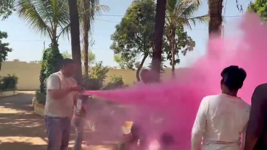 रंगों का यह त्योहार आप सभी के जीवन में खुशियाँ, उत्साह और नई ऊर्जा लाए। 

#HappyHoli #ApkaPranayGuddu