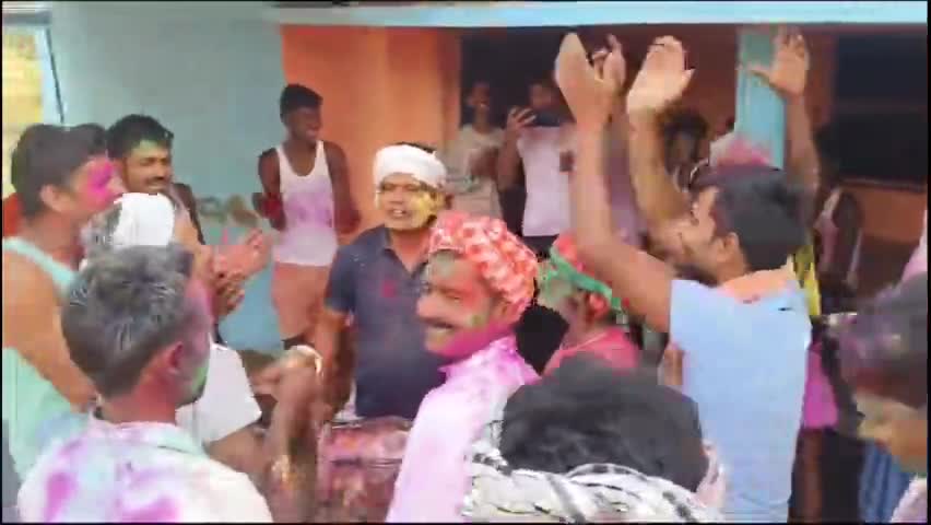 महागामा क्षेत्र के कित्ता पथार गांव मे होली पर्व को लेकर बड़े ही हर्षोल्लास के साथ नाचते गाते ग्रामीण #rameshyadav