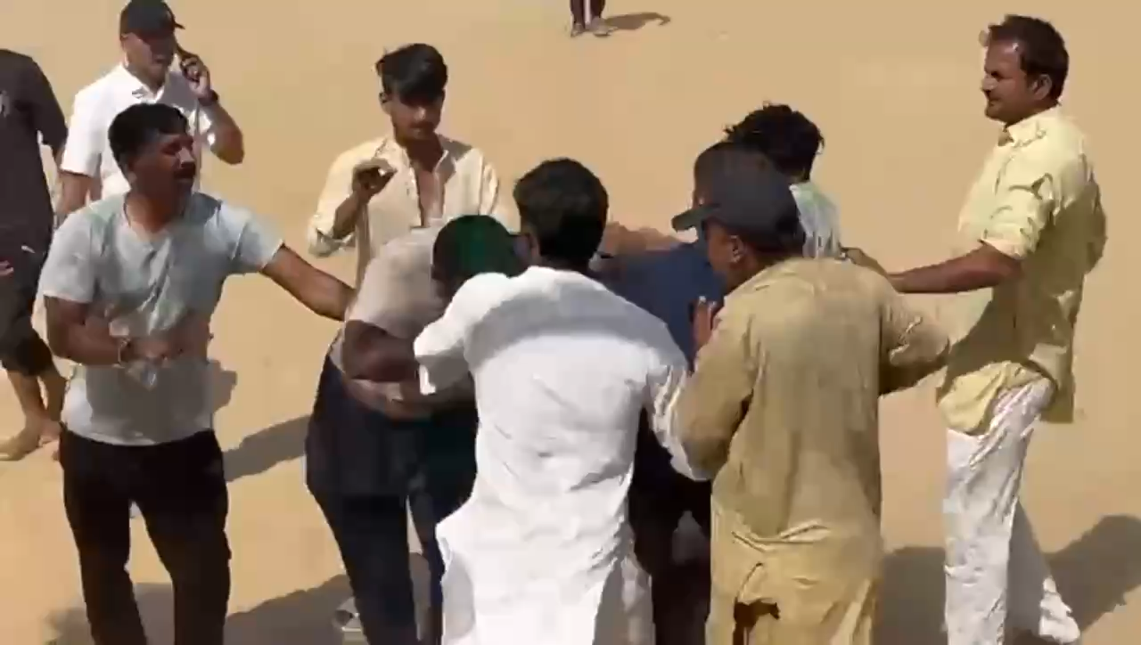 #जैसलमेर के पर्यटक स्थल #सम में जिहादियों द्वारा पर्यटक के साथ की जा रही मारपीट को रोकने के लिए लाचार महिला चिल्ला रही है।
सम में इस प्रकार की घटनाएं पर्यटन व्यवसाय के लिए खतरा.