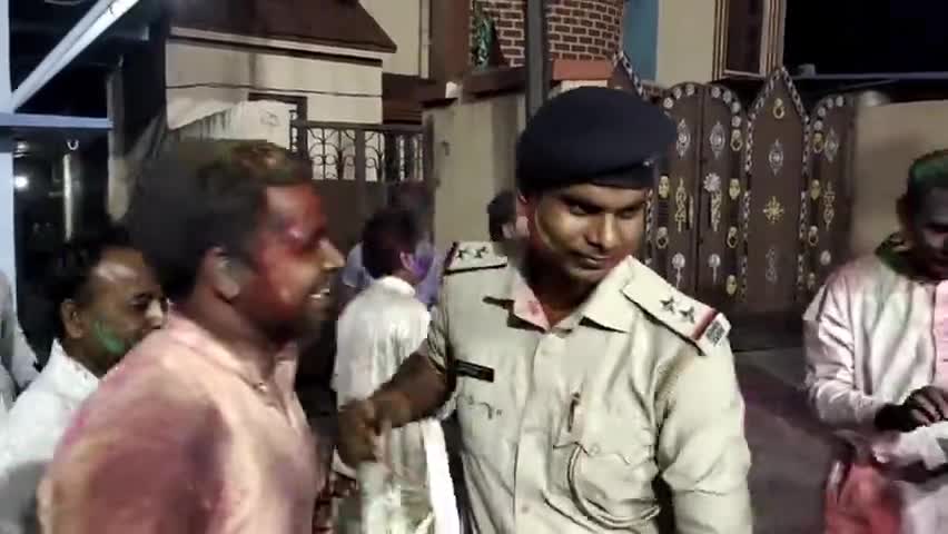 सोनडीहा होली मिलन समारोह में घाटो थाना प्रभारी दीपक कुमार भी शामिल हुए और पूरे धूमधाम से होली मनाई गई