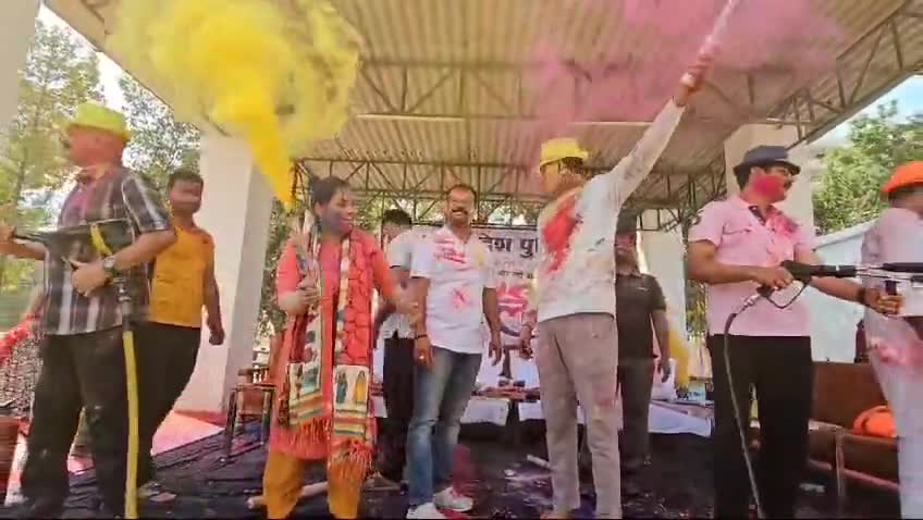 #Raebareli जनपद में होली सकुशल समापन के उपरांत डीएम-एसपी ने आज अधिकारियों व पुलिसकर्मियों के साथ खेली होली #Holi2025